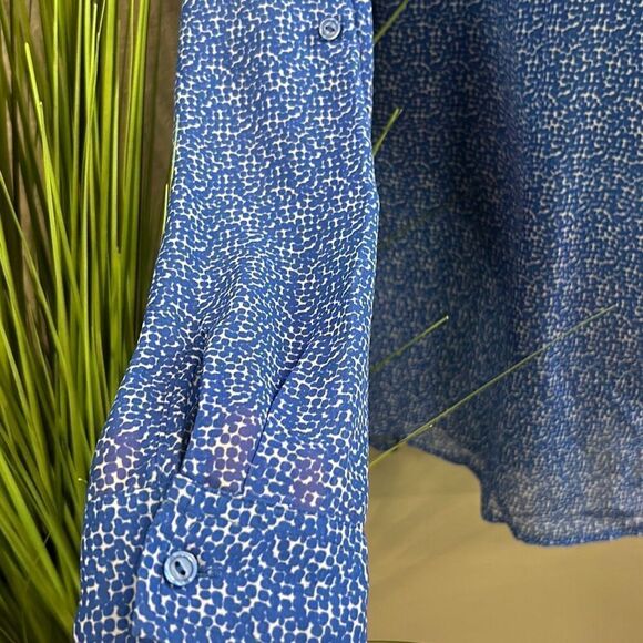 #98 a.n.a blue/white Long adjustable sleeve semi sheer, printed top size 3X - Picture 6 of 8